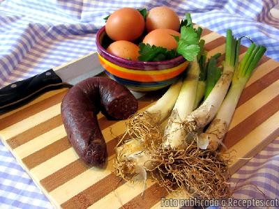 Truita de calçots i botifarra negra
